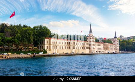 ISTANBUL, turquie - 18 août 2015 : lycée militaire de Kuleli à Istanbul. Vue depuis le bateau près du pont du Bosphore sur la journée ensoleillée d'été Banque D'Images