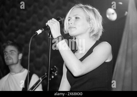 NINA PERSSON, JEUNE, THE CARDIGANS, 1996 : une jeune Nina Persson des Cardigans jouant une première tournée britannique aux Anson Rooms de l'Université de Bristol à Bristol, Angleterre, Royaume-Uni le 9 novembre 1996. Photo : Rob Watkins. INFO : The Cardigans, un groupe suédois formé au début des années 90, a acquis une renommée internationale avec des tubes comme Lovefool. Leur son éclectique fusionne des éléments pop, rock et indie, marqués par la voix distinctive de Nina Persson et un penchant pour les mélodies accrocheuses. Banque D'Images