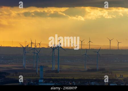 Petronell-Carnuntum, éoliennes, coucher de soleil à Donau, basse-Autriche, Autriche Banque D'Images