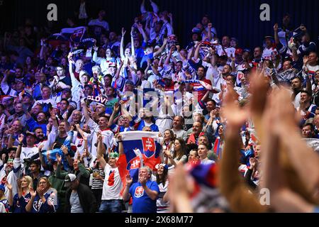 Ostrava, République tchèque. 13 mai 2024. Fans slovaques lors du match du groupe B du Championnat mondial 2024 de l’IIHF États-Unis vs Slovaquie à Ostrava, République tchèque, le 13 mai 2024. Crédit : Jaroslav Ozana/CTK photo/Alamy Live News Banque D'Images
