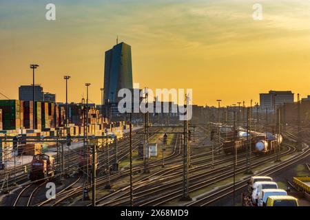 Francfort-sur-le-main, terminal à conteneurs DUSS Frankfurt Ost, siège du bâtiment de la Banque centrale européenne, trains de marchandises et locomotives de DB à Francfort-sur-le-main, Hesse, Allemagne Banque D'Images