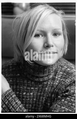 NINA PERSSON, PORTRAIT, 1996 : un portrait de la chanteuse suédoise Nina Persson des Cardigans au restaurant italien Al Bacio à Bristol, Angleterre, Royaume-Uni le 9 novembre 1996. Photo : Rob Watkins. INFO : The Cardigans, un groupe suédois formé au début des années 90, a acquis une renommée internationale avec des tubes comme Lovefool. Leur son éclectique fusionne des éléments pop, rock et indie, marqués par la voix distinctive de Nina Persson et un penchant pour les mélodies accrocheuses Banque D'Images