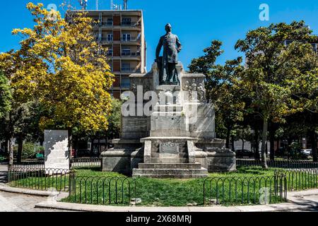 Statue de Giovanni Bovio, (1837-1903), avocat, homme politique et philosophe italien sur la place Piazza della Repubblica à Trani, Italie. Banque D'Images