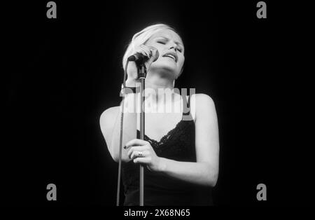 NINA PERSSON, THE CARDIGANS, READING FESTIVAL 1997 : Nina Persson du groupe suédois The Cardigans joue au Reading Festival, Reading, Royaume-Uni le 23 août 1997. Photo : Rob Watkins. INFO : The Cardigans, un groupe suédois formé au début des années 90, a acquis une renommée internationale avec des tubes comme Lovefool. Leur son éclectique fusionne des éléments pop, rock et indie, marqués par la voix distinctive de Nina Persson et un penchant pour les mélodies accrocheuses. Banque D'Images