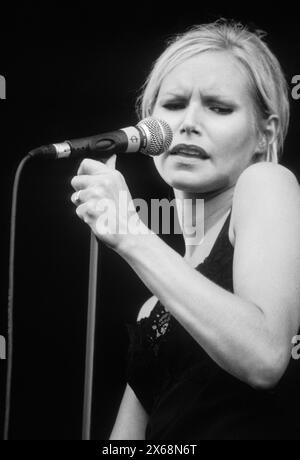 NINA PERSSON, THE CARDIGANS, READING FESTIVAL 1997 : Nina Persson du groupe suédois The Cardigans joue au Reading Festival, Reading, Royaume-Uni le 23 août 1997. Photo : Rob Watkins. INFO : The Cardigans, un groupe suédois formé au début des années 90, a acquis une renommée internationale avec des tubes comme Lovefool. Leur son éclectique fusionne des éléments pop, rock et indie, marqués par la voix distinctive de Nina Persson et un penchant pour les mélodies accrocheuses. Banque D'Images