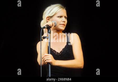 NINA PERSSON, THE CARDIGANS, READING FESTIVAL 1997 : Nina Persson du groupe suédois The Cardigans joue au Reading Festival, Reading, Royaume-Uni le 23 août 1997. Photo : Rob Watkins. INFO : The Cardigans, un groupe suédois formé au début des années 90, a acquis une renommée internationale avec des tubes comme Lovefool. Leur son éclectique fusionne des éléments pop, rock et indie, marqués par la voix distinctive de Nina Persson et un penchant pour les mélodies accrocheuses. Banque D'Images