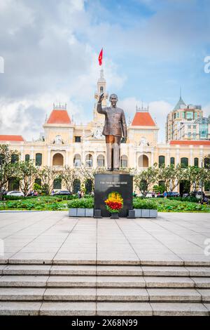 Ho Chi Minh ville, 24 novembre 2022 : Statue de Ho Chi Minh devant le bâtiment de l'Hôtel de ville à Ho Chi Minh ville, Vietnam Banque D'Images