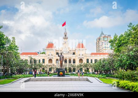 Ho Chi Minh ville, 24 novembre 2022 : Statue de Ho Chi Minh devant le bâtiment de l'Hôtel de ville à Ho Chi Minh ville, Vietnam Banque D'Images