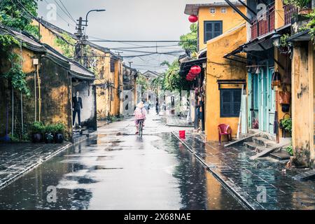 Hoi an, Vietnam, 21 novembre 2022 : scène de rue dans la vieille ville de Hoi an, Vietnam par un jour de pluie Banque D'Images