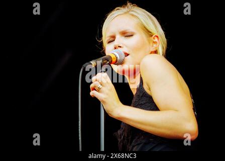 NINA PERSSON, THE CARDIGANS, READING FESTIVAL 1997 : Nina Persson du groupe suédois The Cardigans joue au Reading Festival, Reading, Royaume-Uni le 23 août 1997. Photo : Rob Watkins. INFO : The Cardigans, un groupe suédois formé au début des années 90, a acquis une renommée internationale avec des tubes comme Lovefool. Leur son éclectique fusionne des éléments pop, rock et indie, marqués par la voix distinctive de Nina Persson et un penchant pour les mélodies accrocheuses. Banque D'Images