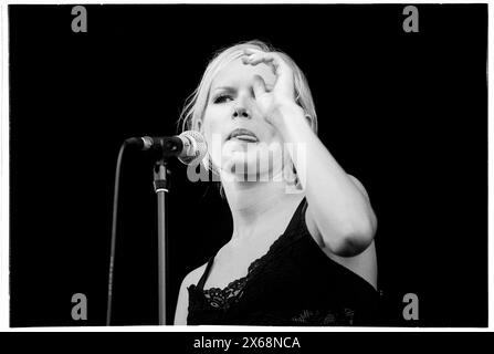 NINA PERSSON, THE CARDIGANS, READING FESTIVAL 1997 : Nina Persson du groupe suédois The Cardigans joue au Reading Festival, Reading, Royaume-Uni le 23 août 1997. Photo : Rob Watkins. INFO : The Cardigans, un groupe suédois formé au début des années 90, a acquis une renommée internationale avec des tubes comme Lovefool. Leur son éclectique fusionne des éléments pop, rock et indie, marqués par la voix distinctive de Nina Persson et un penchant pour les mélodies accrocheuses. Banque D'Images