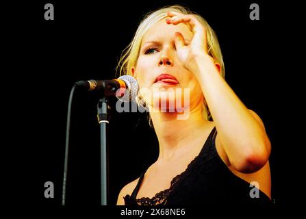 NINA PERSSON, THE CARDIGANS, READING FESTIVAL 1997 : Nina Persson du groupe suédois The Cardigans joue au Reading Festival, Reading, Royaume-Uni le 23 août 1997. Photo : Rob Watkins. INFO : The Cardigans, un groupe suédois formé au début des années 90, a acquis une renommée internationale avec des tubes comme Lovefool. Leur son éclectique fusionne des éléments pop, rock et indie, marqués par la voix distinctive de Nina Persson et un penchant pour les mélodies accrocheuses. Banque D'Images