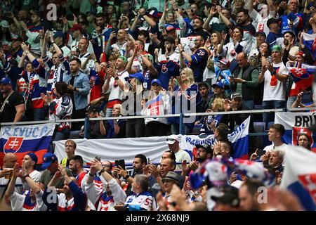 Ostrava, République tchèque. 13 mai 2024. Fans slovaques lors du match du groupe B du Championnat mondial 2024 de l’IIHF États-Unis vs Slovaquie à Ostrava, République tchèque, le 13 mai 2024. Crédit : Jaroslav Ozana/CTK photo/Alamy Live News Banque D'Images