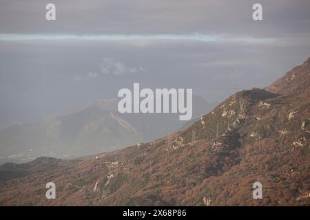 Printemps dans les montagnes, beau paysage de montagne. Vue sur une chaîne de montagnes et des arbres verdoyants. Paysage dans la brume. Sables du Sahara. Budva Banque D'Images