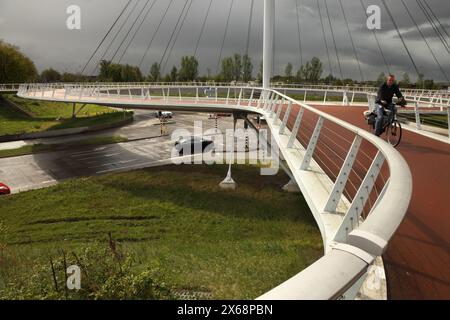 Le cycle surélevé 'Hovenring' / rond-point surélevé piéton, Eindhoven, pays-Bas. Banque D'Images