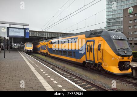 Train électrique régional à double pont DD-IRM VIRM à unités multiples à la gare centrale d'Eindhoven, pays-Bas. Banque D'Images