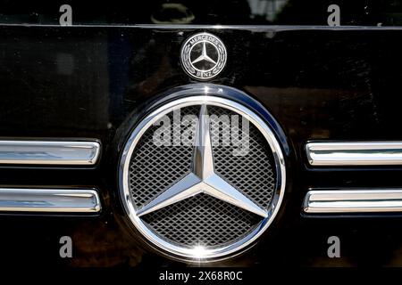 Cracovie, Pologne. 13 mai 2024. Le logo Mercedes-Benz est visible sur un côté du bus à hydrogène alors que Cracovie introduit un nouveau bus à hydrogène Mercedes-Benz eCitaro Fuel Cell dans ses transports publics lors de la conférence de presse à Cracovie, en Pologne, le 13 mai 2024. Le nouvel autobus à hydrogène rejoindra la flotte de Cracovie sur une ligne de bus régulière. Le bus est rempli par une station mobile. Cracovie prévoit de développer la flotte hydrogène. Crédit : Dominika Zarzycka/Alamy Live News crédit : Dominika Zarzycka/Alamy Live News Banque D'Images