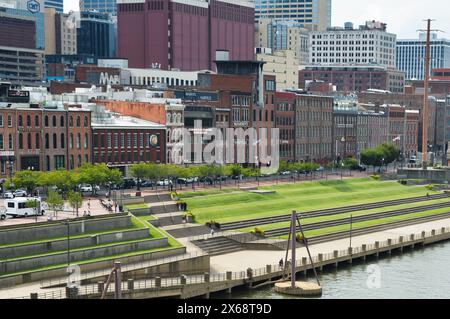 Centre-ville de Nashville de l'autre côté de la rivière Cumberland Banque D'Images