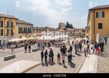 Appiano Gentile, Côme, Italie - 12 mai 2024 : les gens visitent le marché en plein air sur la place centrale de l'ancien village Appiano Gentile. Banque D'Images