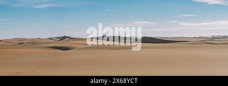 Vastes dunes de sable sous un ciel bleu clair, Sahara près de Siwa Oasis, Egypte Banque D'Images