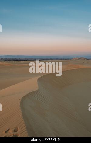 Vastes dunes de sable sous un ciel pastel au coucher du soleil, Sahara près de Siwa Oasis, Egypte Banque D'Images