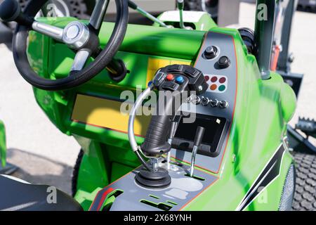 Volant et joystick du tracteur Banque D'Images