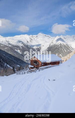 Italie, Tyrol du Sud, province autonome de Bolzano, valle Aurina / Ahrntal, les maisons rustiques de Mitterberger Almen dans la vallée du Rio Bianco / Weissenbach Tal Banque D'Images