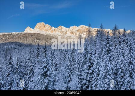 Italie, Vénétie, province de Belluno, Livinallongo del Col di Lana, la chaîne de montagnes Settsas illuminée par les premiers rayons de soleil après de fortes chutes de neige, Dolomites Banque D'Images
