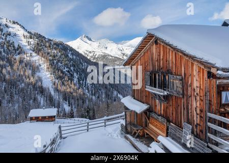 Italie, Tyrol du Sud, province autonome de Bolzano, valle Aurina / Ahrntal, les maisons rustiques de Mitterberger Almen dans la vallée du Rio Bianco / Weissenbach Tal Banque D'Images