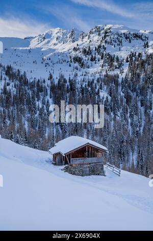 Italie, Tyrol du Sud, province autonome de Bolzano, valle Aurina / Ahrntal, les maisons rustiques de Mitterberger Almen dans la vallée du Rio Bianco / Weissenbach Tal Banque D'Images