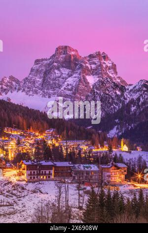 italie, vénétie, province de belluno, la ville de selva di cadore avec le mont pelmo en arrière-plan, vallée de fiorentina, dolomites Banque D'Images