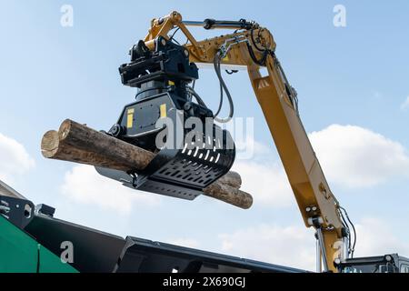 Chargement de bois. Gros plan du chargeur. Banque D'Images