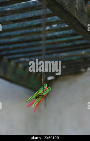 Ancienne corde à linge avec deux pinces à linge sous une pergola en bois sur Lanzarote, Espagne Banque D'Images