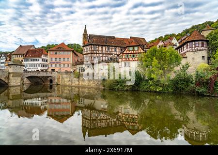 Maisons à colombages sur le Kocher à Heimbach, Schwäbisch Hall, Bade-Württemberg, Allemagne Banque D'Images