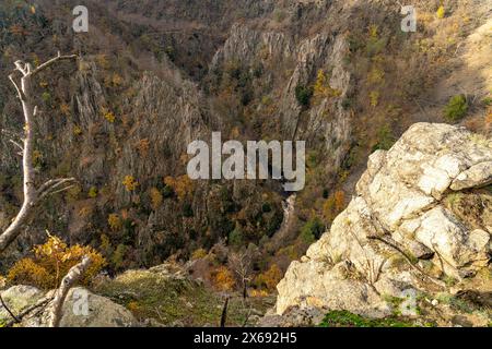 Vue de la Rosstrappe à la rivière Bode et la vallée de Bode dans les montagnes du Harz près de Thale, Saxe-Anhalt, Allemagne Banque D'Images