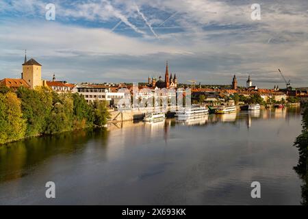 Bateaux d'excursion sur le quai principal, le main et la vieille ville de Würzburg, Bavière, Allemagne Banque D'Images