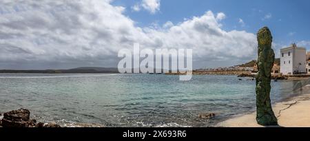 Fotografía panorámica de una escultura que mira en el mar en la Bahía de Fornells, uno de los pueblos más bellos y auténticos de la isla de Menorca, Banque D'Images