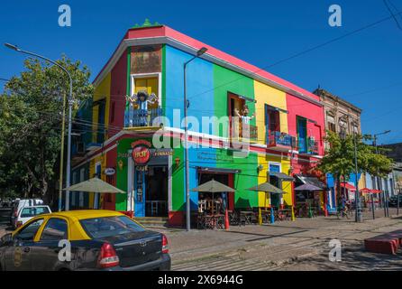 La Boca, Buenos Aires, Argentine, maisons peintes de couleurs vives dans le quartier portuaire autour de l'allée El Caminito. La Boca a émergé à la fin du XIXe siècle comme un quartier d'immigrants italiens, dont la plupart travaillaient comme ouvriers industriels Banque D'Images