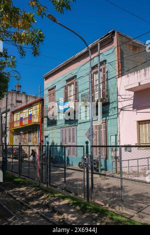 La Boca, Buenos Aires, Argentine, maisons peintes de couleurs vives dans le quartier portuaire autour de l'allée El Caminito. La Boca a émergé à la fin du XIXe siècle comme un quartier d'immigrants italiens, dont la plupart travaillaient comme ouvriers industriels Banque D'Images