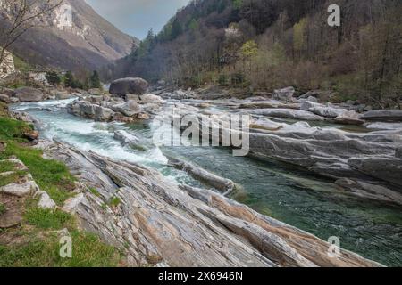 Vallée de Verzasca, Alpes suisses, rivière, rochers, eau verte, Lavertezzo, Tessin, Suisse Banque D'Images