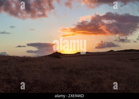 Les Monts d'Arrée au coucher du soleil. C'est une ancienne chaîne de montagnes de l'ouest de la Bretagne qui fait partie du massif armoricain. Banque D'Images