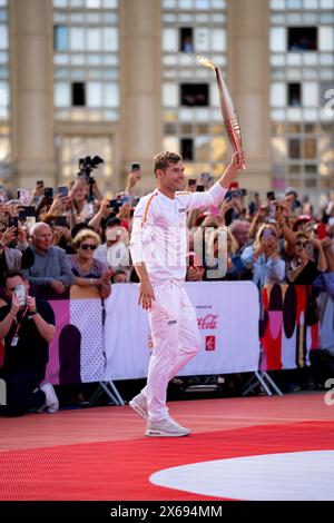 France. 13 mai 2024. © STADION-ACTU/STADION ACTU/MAXPPP - 13/05/2024 ; - 13 mai 2024 - Kevin Mayer dernier relayeur allume le chaudron olympique sur l'Esplanade de l'Europe Montpellier Olympien de décathlon Kevin Mayer lors de la cérémonie du relais de la flamme olympique sur la place de l'Europe à Montpellier, dans le sud de la France, le 13 mai 2024, en prévision des Jeux Olympiques de Paris 2024. Crédit : MAXPPP/Alamy Live News Banque D'Images