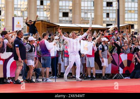 France. 13 mai 2024. © STADION-ACTU/STADION ACTU/MAXPPP - 13/05/2024 ; - 13 mai 2024 - Kevin Mayer dernier relayeur allume le chaudron olympique sur l'Esplanade de l'Europe Montpellier Olympien de décathlon Kevin Mayer lors de la cérémonie du relais de la flamme olympique sur la place de l'Europe à Montpellier, dans le sud de la France, le 13 mai 2024, en prévision des Jeux Olympiques de Paris 2024. Crédit : MAXPPP/Alamy Live News Banque D'Images