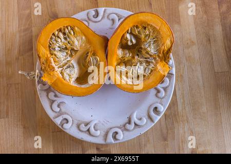 Deux moitiés de citrouille biologique crue avec des graines, Food-Stilllife Banque D'Images