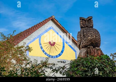 Ostfildern - Scharnhausen, hibou devant le cadran solaire du haras Hofer Mühle. En 1783, le duc Carl Eugen a acquis le moulin avec la ferme et les granges. Au début du XIXe siècle, Hofer Mühle est intégré au haras royal privé de Scharnhausen-Weil Banque D'Images