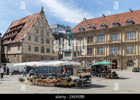 Allemagne, Bade-Württemberg, Stuttgart, monument Schiller et étals de fleurs à Schillerplatz Stuttgart Banque D'Images