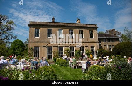 Les visiteurs profitant d'une journée ensoleillée se sont assis à des tables en prenant des rafraîchissements à l'élégante Salthrop House Wroughton vente de plantes rares mai 2024 Banque D'Images