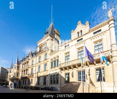 Luxembourg ville (Luxembourg, Letzebuerg), Palais Grand-Ducal, Chambre des députés (à droite) à Luxembourg Banque D'Images