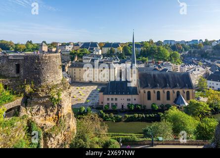 Luxembourg (Luxembourg, Letzebuerg), abbaye de Neimenster (Abtei Neimenster, abbaye de Neimenster, Abtei Neumünster, abbaye de Neumünster), vallée de l'Alzette, vue depuis Bock Rock au Luxembourg Banque D'Images