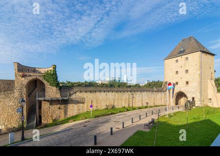 Ville de Luxembourg (Luxembourg, Letzebuerg), porte de ville 1. Trierer Tor (Jakobsturm, Dünseler Tor), plateau de Rham au Luxembourg Banque D'Images